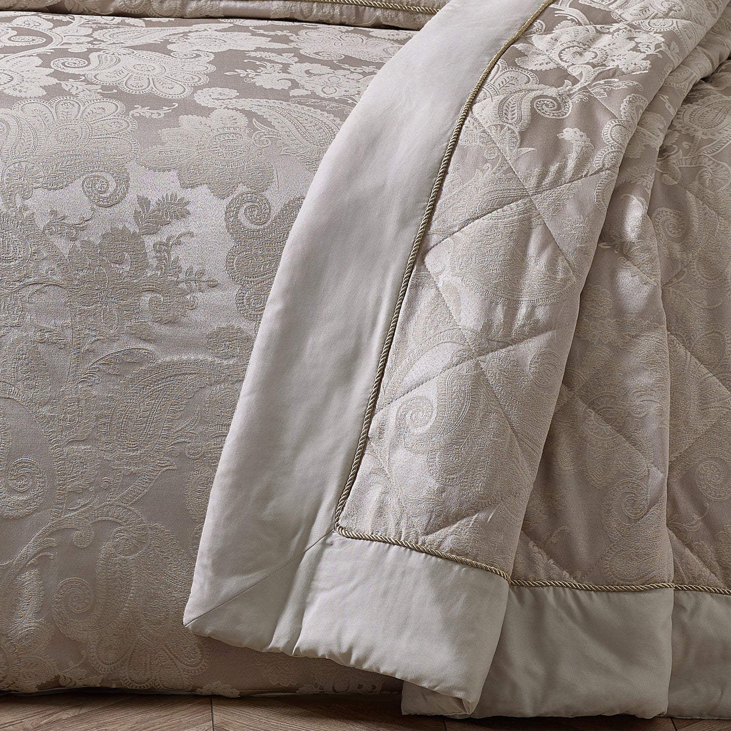 OPULENT JACQUARD QUILTED BEDSPREAD