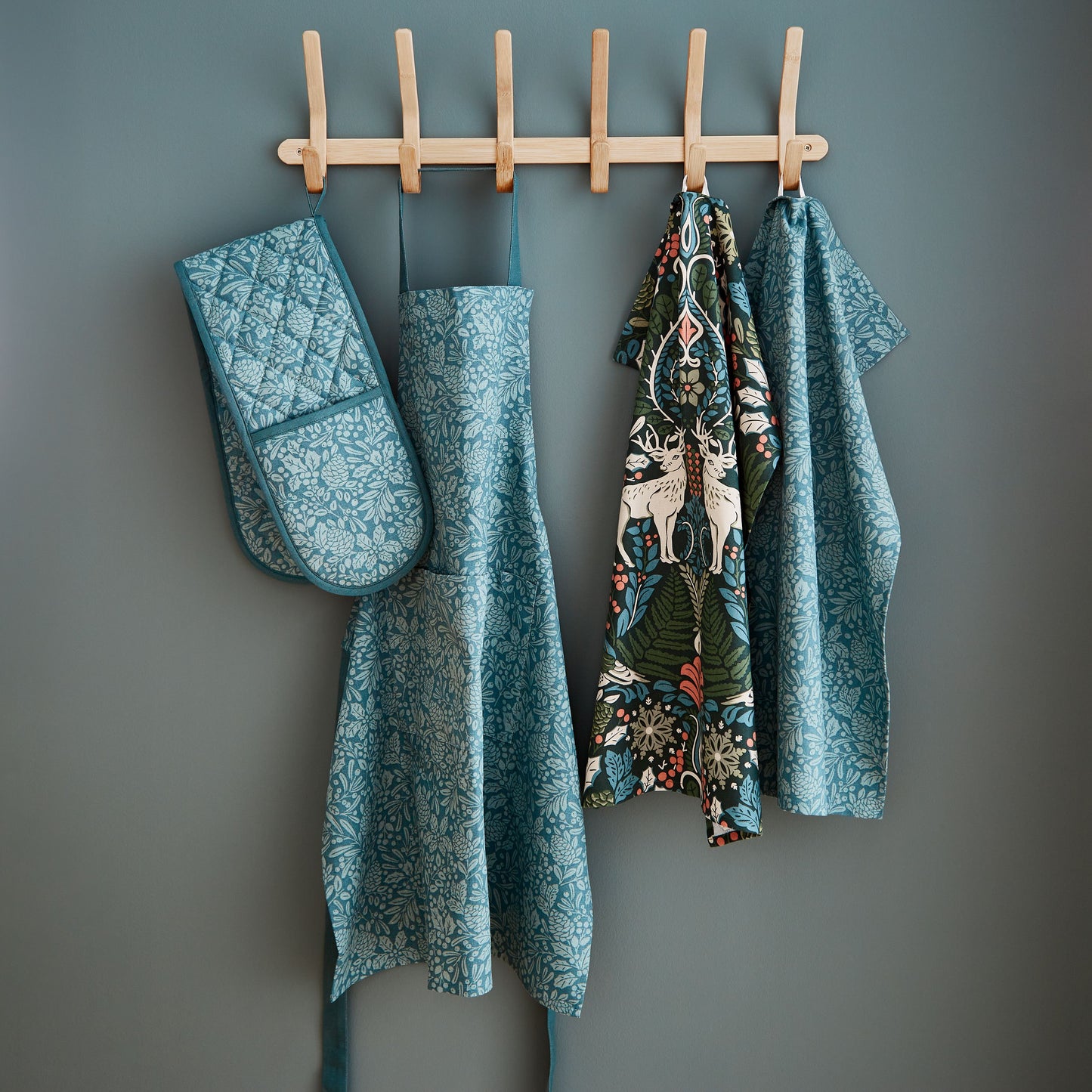 MAJESTIC STAG GREEN APRON
