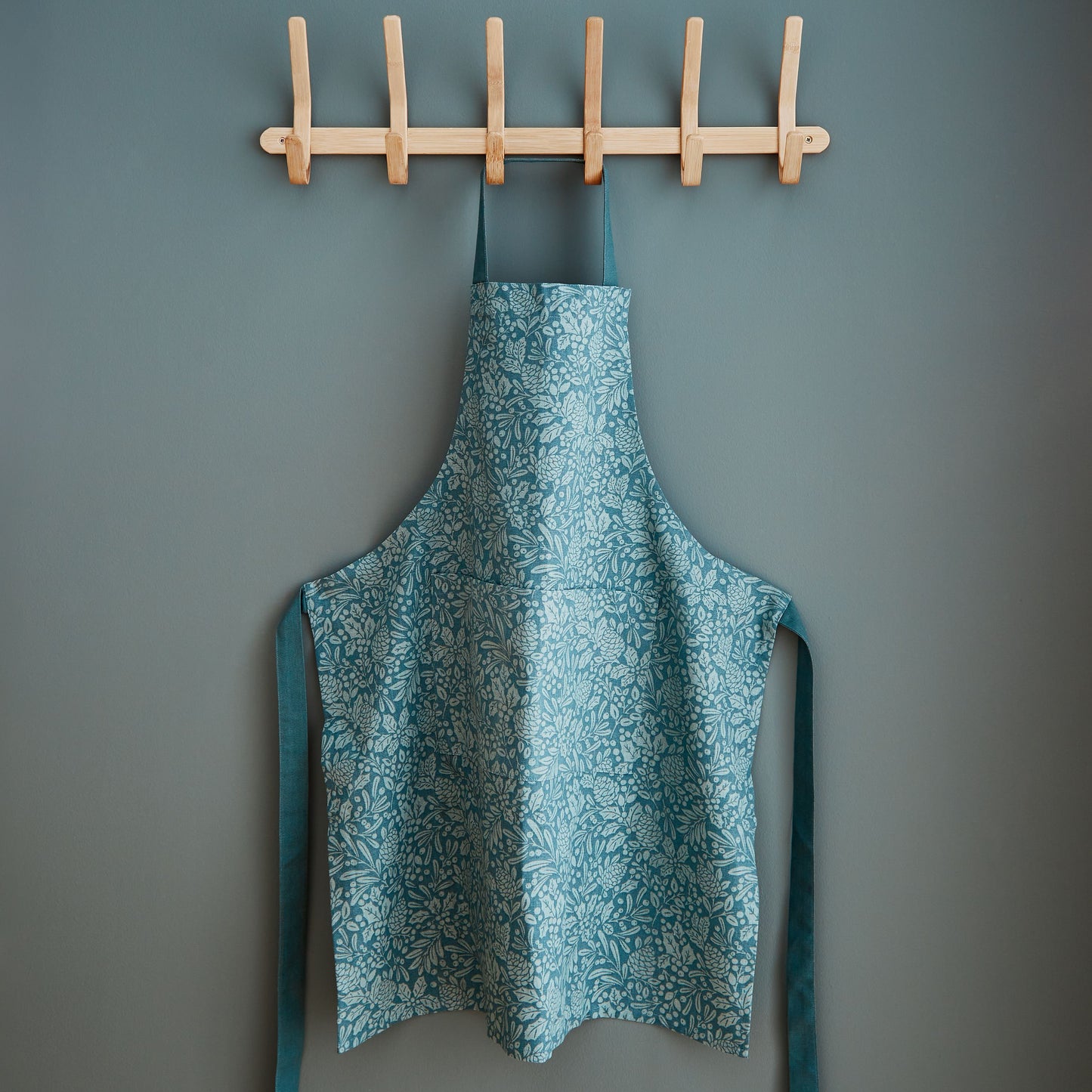 MAJESTIC STAG GREEN APRON